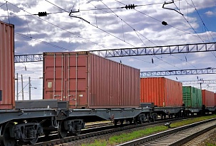 Giganti námořní kontejnerové přepravy rozvíjejí železniční byznys