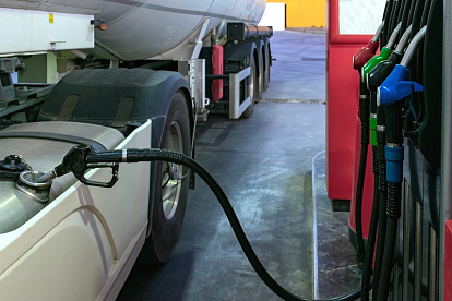 Snížování globálních zásob paliv tlačí ceny vzhůru