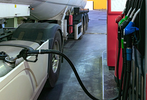 Snížování globálních zásob paliv tlačí ceny vzhůru