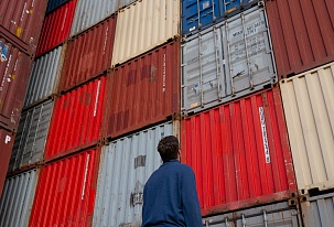Přebytek prázdných kontejnerů snižuje sazby za jejich dodávku